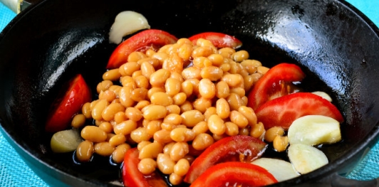 Макароны с помидорами и фасолью