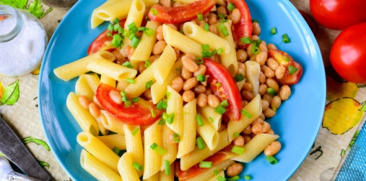Макароны с помидорами и фасолью