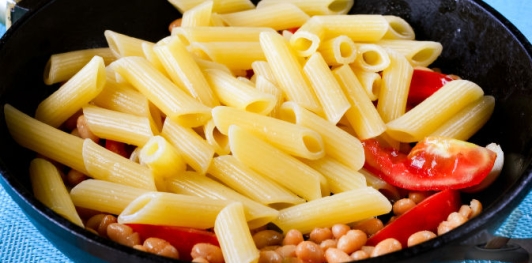 Макароны с помидорами и фасолью