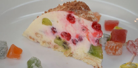 Молочное желе с ягодами и печеньем