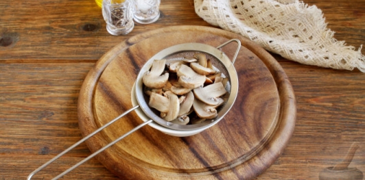 Овощной салат с консервированными шампиньонами