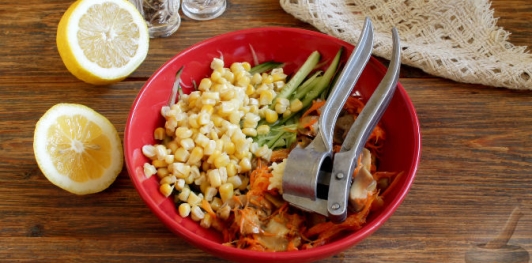 Овощной салат с консервированными шампиньонами