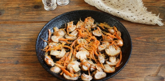 Овощной салат с консервированными шампиньонами