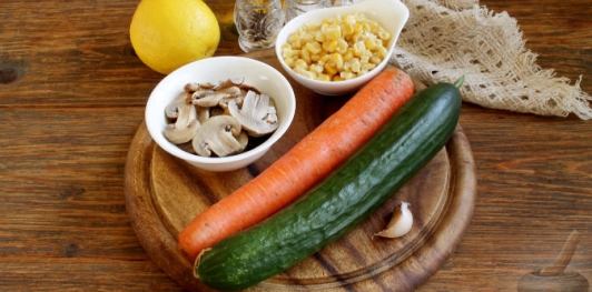 Овощной салат с консервированными шампиньонами