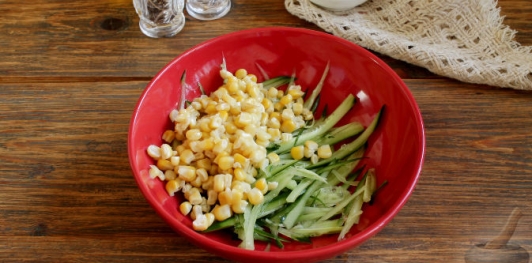 Овощной салат с консервированными шампиньонами