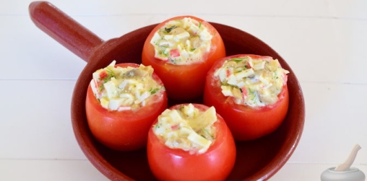 Помидоры, фаршированные грибами и крабовыми палочками