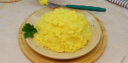 Пшенно-кукурузная каша с кунжутом и куркумой