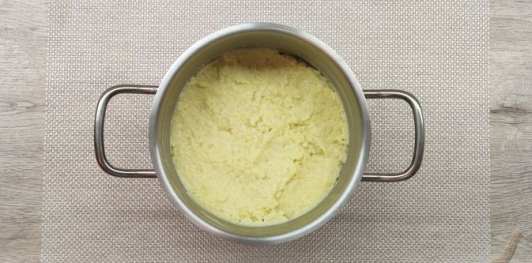 Пшенно-кукурузная каша с кунжутом и куркумой