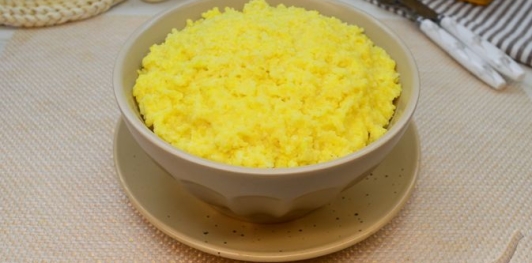 Пшенно-кукурузная каша с кунжутом и куркумой