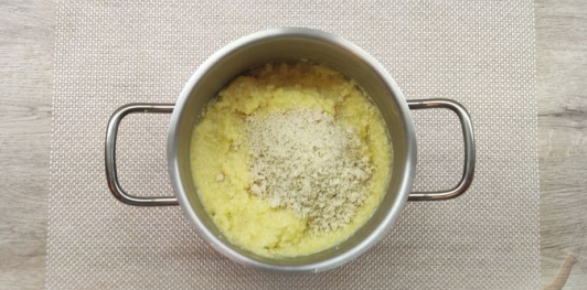 Пшенно-кукурузная каша с кунжутом и куркумой