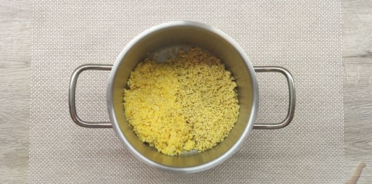 Пшенно-кукурузная каша с кунжутом и куркумой