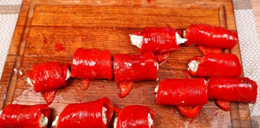 Рулетики из запечённого перца со сливочным сыром и орехами