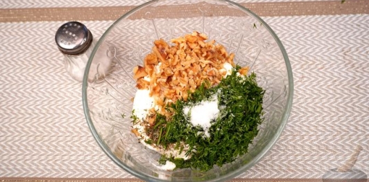 Рулетики из запечённого перца со сливочным сыром и орехами