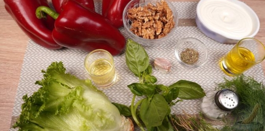Рулетики из запечённого перца со сливочным сыром и орехами