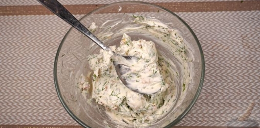 Рулетики из запечённого перца со сливочным сыром и орехами