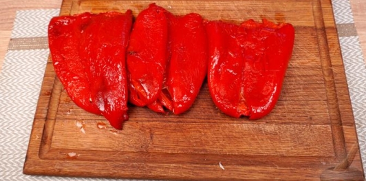 Рулетики из запечённого перца со сливочным сыром и орехами