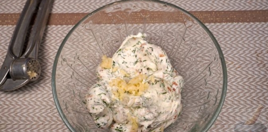 Рулетики из запечённого перца со сливочным сыром и орехами