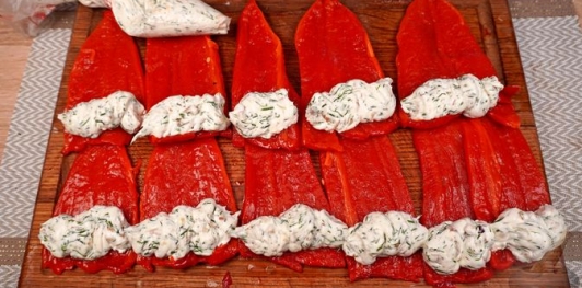 Рулетики из запечённого перца со сливочным сыром и орехами