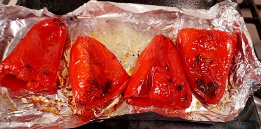 Рулетики из запечённого перца со сливочным сыром и орехами
