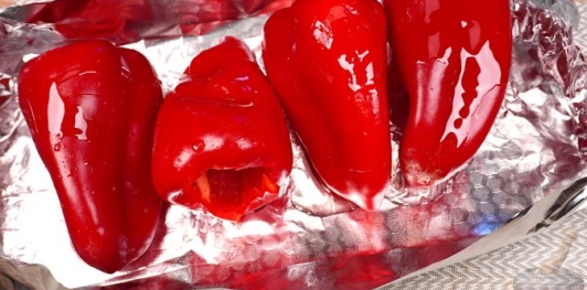 Рулетики из запечённого перца со сливочным сыром и орехами