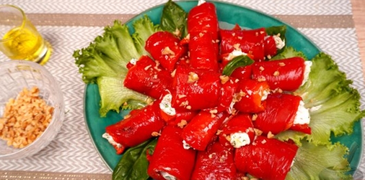 Рулетики из запечённого перца со сливочным сыром и орехами