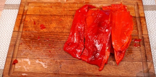 Рулетики из запечённого перца со сливочным сыром и орехами
