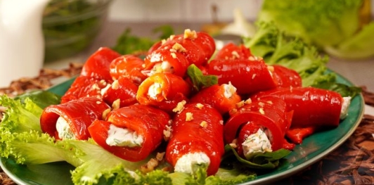 Рулетики из запечённого перца со сливочным сыром и орехами