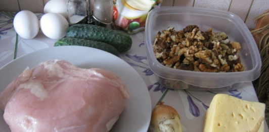 Салат "Ананас" из курицы, с орехами и сыром