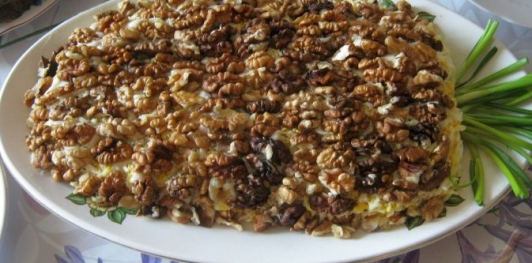 Салат "Ананас" из курицы, с орехами и сыром