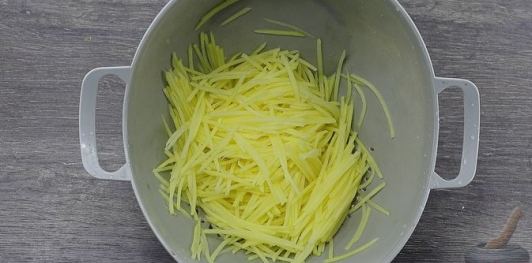 Салат "Драконье гнездо" с курицей, картофелем и морковью по-корейски