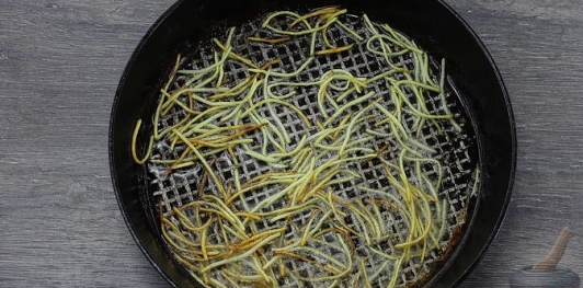 Салат "Драконье гнездо" с курицей, картофелем и морковью по-корейски