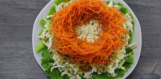 Салат "Драконье гнездо" с курицей, картофелем и морковью по-корейски
