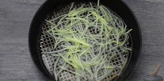 Салат "Драконье гнездо" с курицей, картофелем и морковью по-корейски