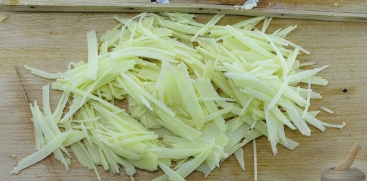 Салат "Драконье гнездо" с курицей, картофелем и морковью по-корейски