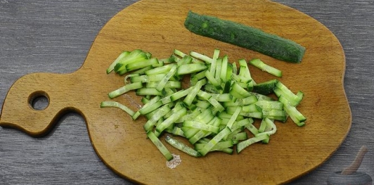 Салат "Драконье гнездо" с курицей, картофелем и морковью по-корейски