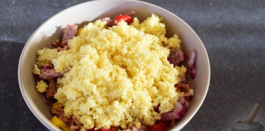 Салат из кускуса с тунцом и овощами