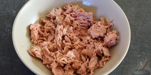 Салат из кускуса с тунцом и овощами