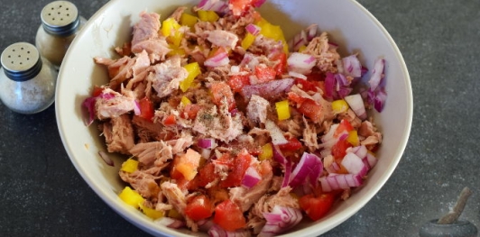 Салат из кускуса с тунцом и овощами