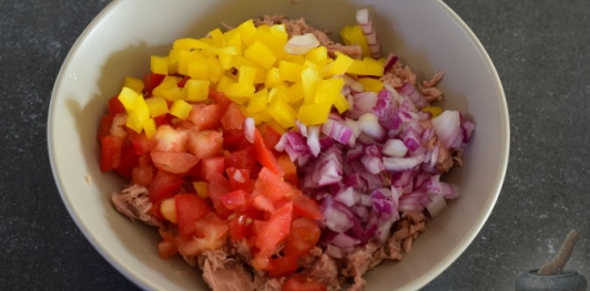 Салат из кускуса с тунцом и овощами