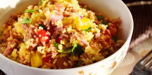 Салат из кускуса с тунцом и овощами