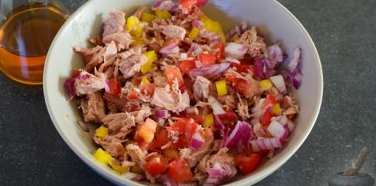 Салат из кускуса с тунцом и овощами