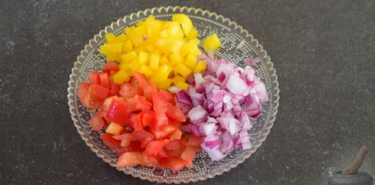 Салат из кускуса с тунцом и овощами