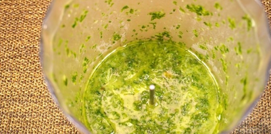 Салат из маринованных цукини с жареным сыром, смородиной и орехами