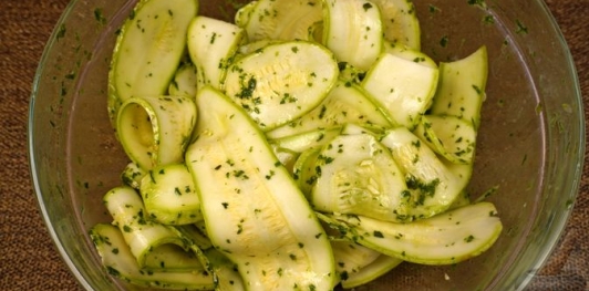 Салат из маринованных цукини с жареным сыром, смородиной и орехами