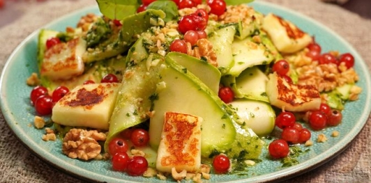 Салат из маринованных цукини с жареным сыром, смородиной и орехами