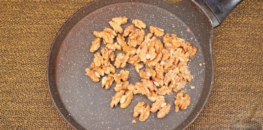 Салат из маринованных цукини с жареным сыром, смородиной и орехами