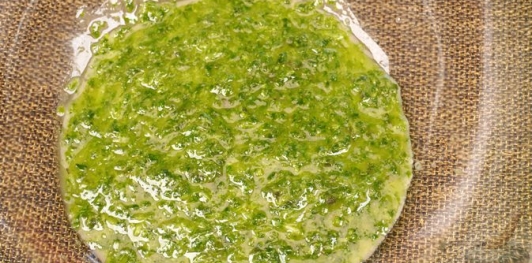 Салат из маринованных цукини с жареным сыром, смородиной и орехами