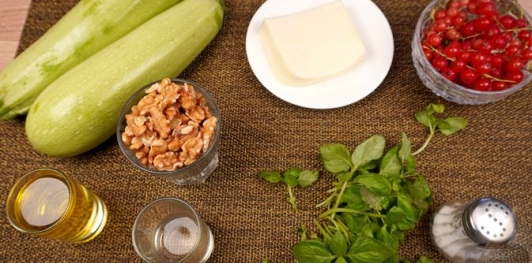 Салат из маринованных цукини с жареным сыром, смородиной и орехами