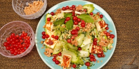 Салат из маринованных цукини с жареным сыром, смородиной и орехами
