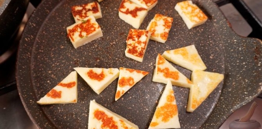 Салат из маринованных цукини с жареным сыром, смородиной и орехами